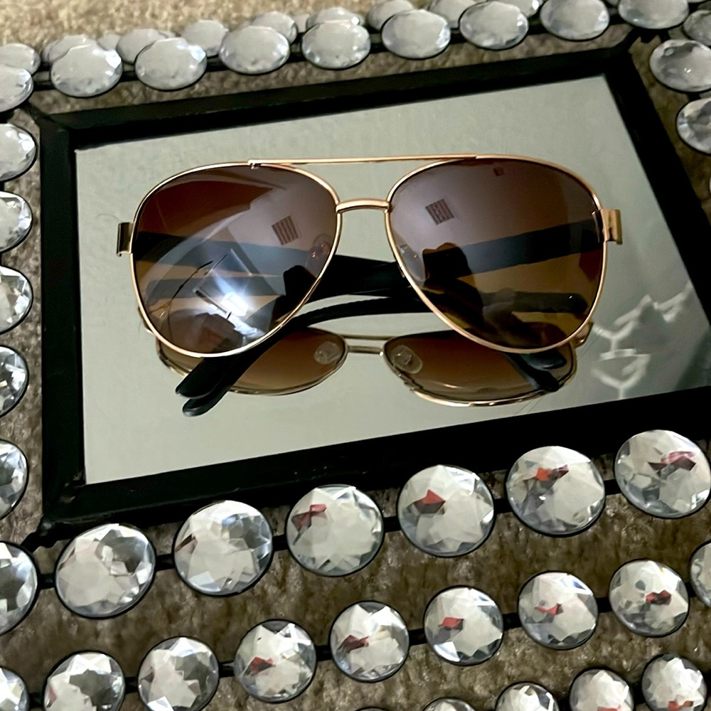 Brown lens gold framed aviator styled fashion sunglasses.